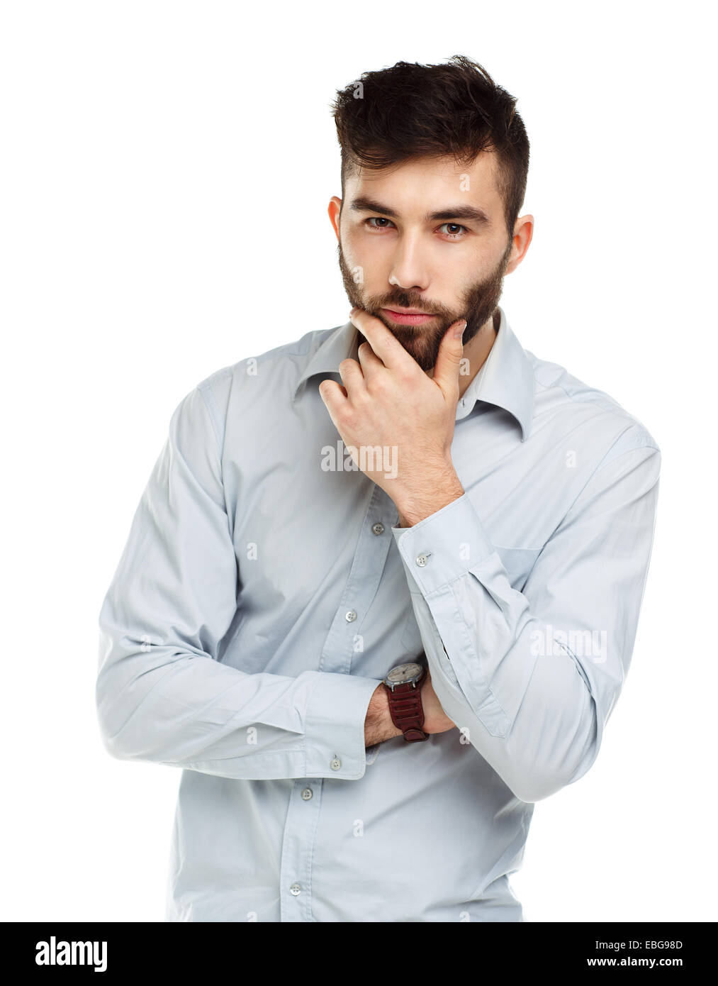 Ein junger bärtiger Mann mit einem ernsten Ausdruck auf seinem Gesicht isoliert auf weißem Hintergrund Stockfoto