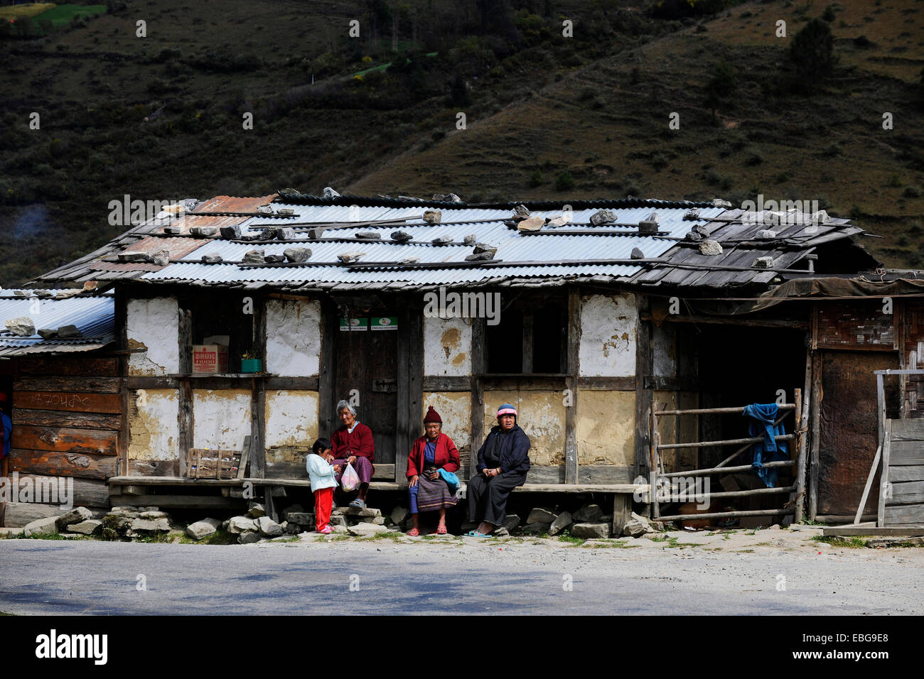 Kleinen Laden am Straßenrand mit Leute sitzen vorne, Pela La Pass, Bezirk Wangdue Phodrang, Bhutan Stockfoto