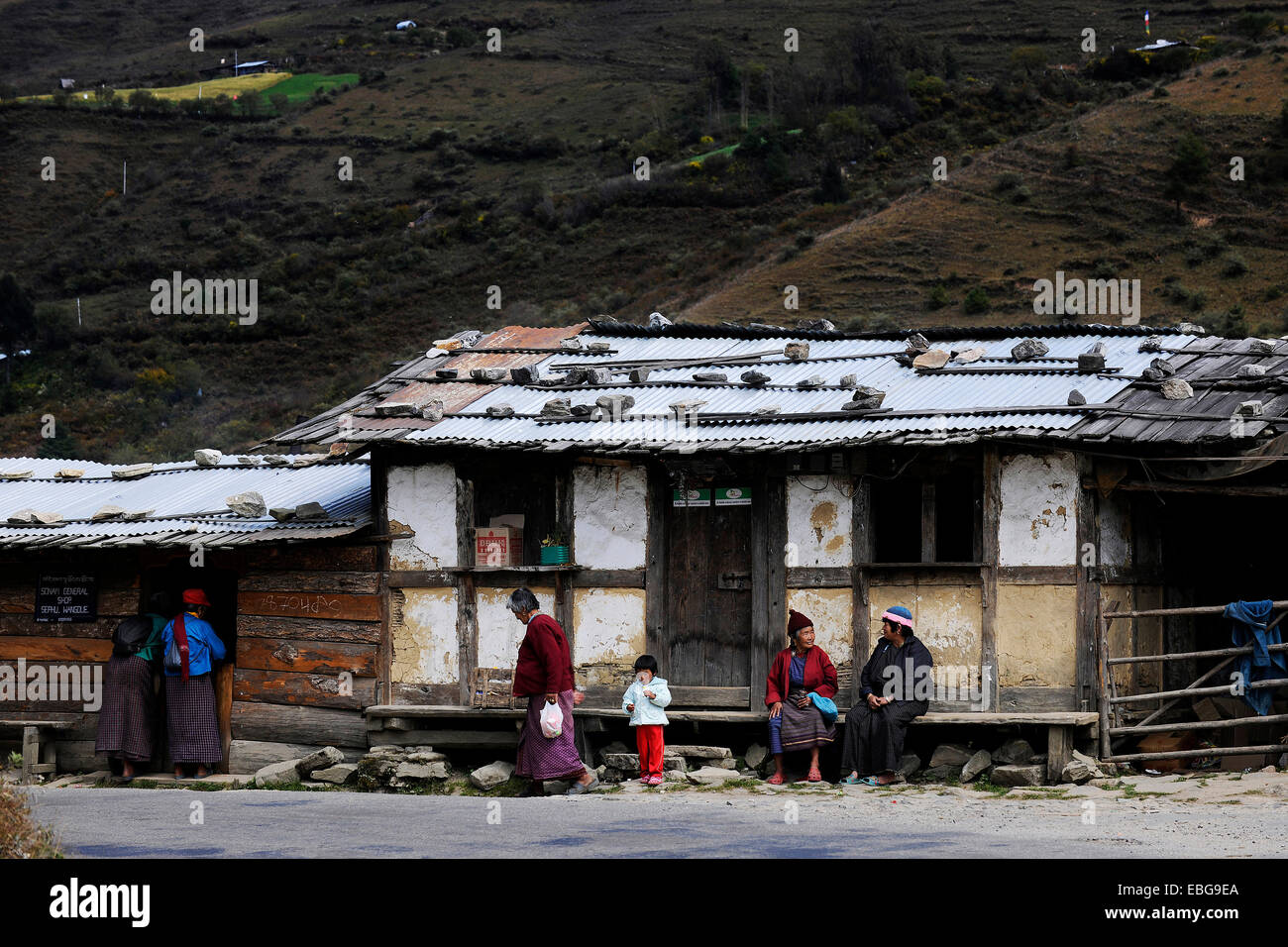 Kleinen Laden am Straßenrand mit Leuten aus der Front, Pela La Pass, Bezirk Wangdue Phodrang, Bhutan Stockfoto