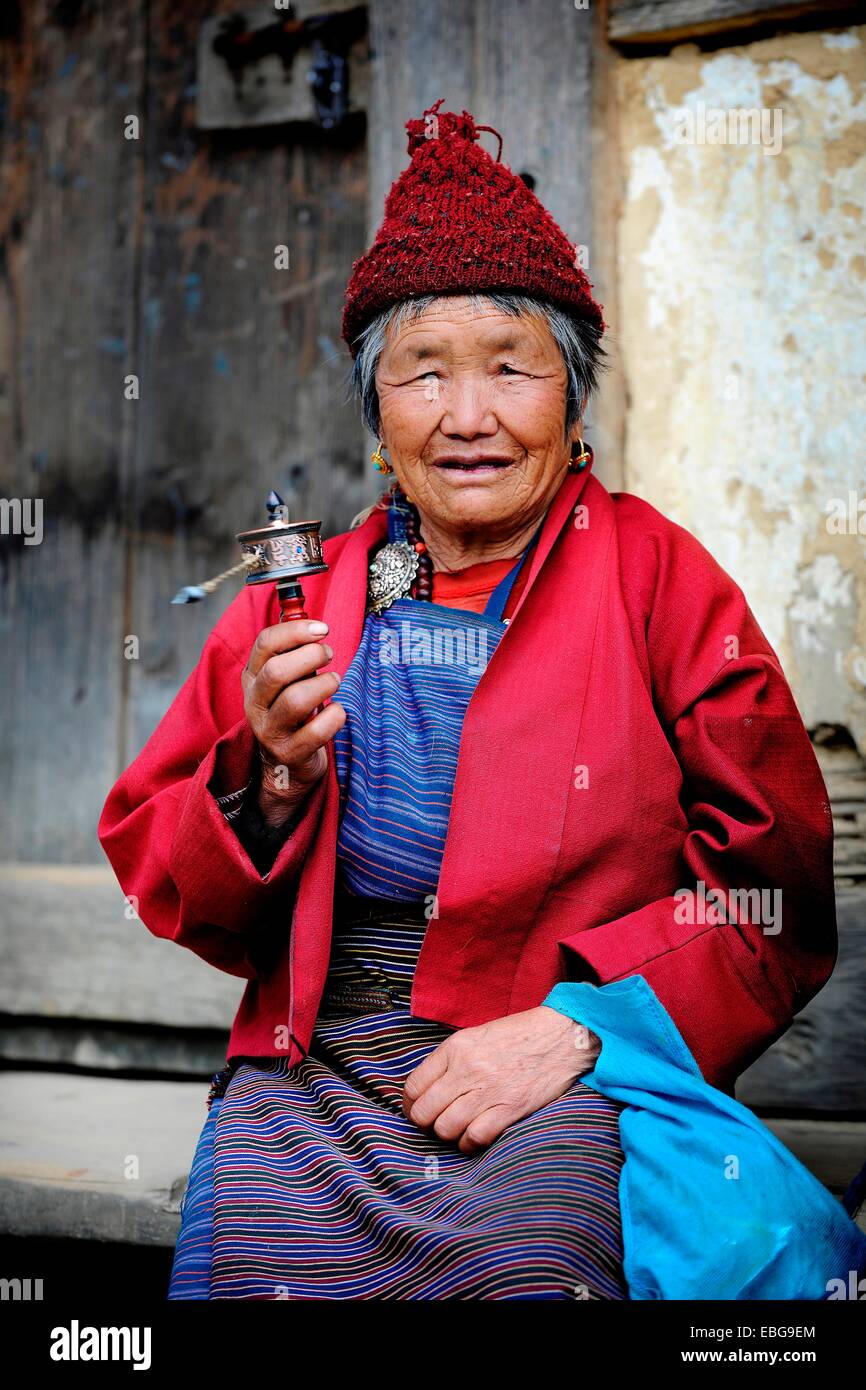 Frau hält eine Gebetsmühle, Pela La Pass, Bezirk Wangdue Phodrang, Bhutan Stockfoto