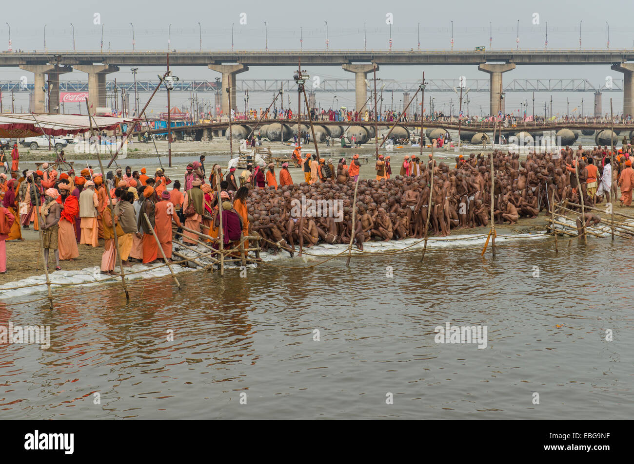 Sitzen in Stille im Rahmen der Einleitung der neuen Sadhus an Sangam, dem Zusammenfluss der Flüsse Ganges Stockfoto