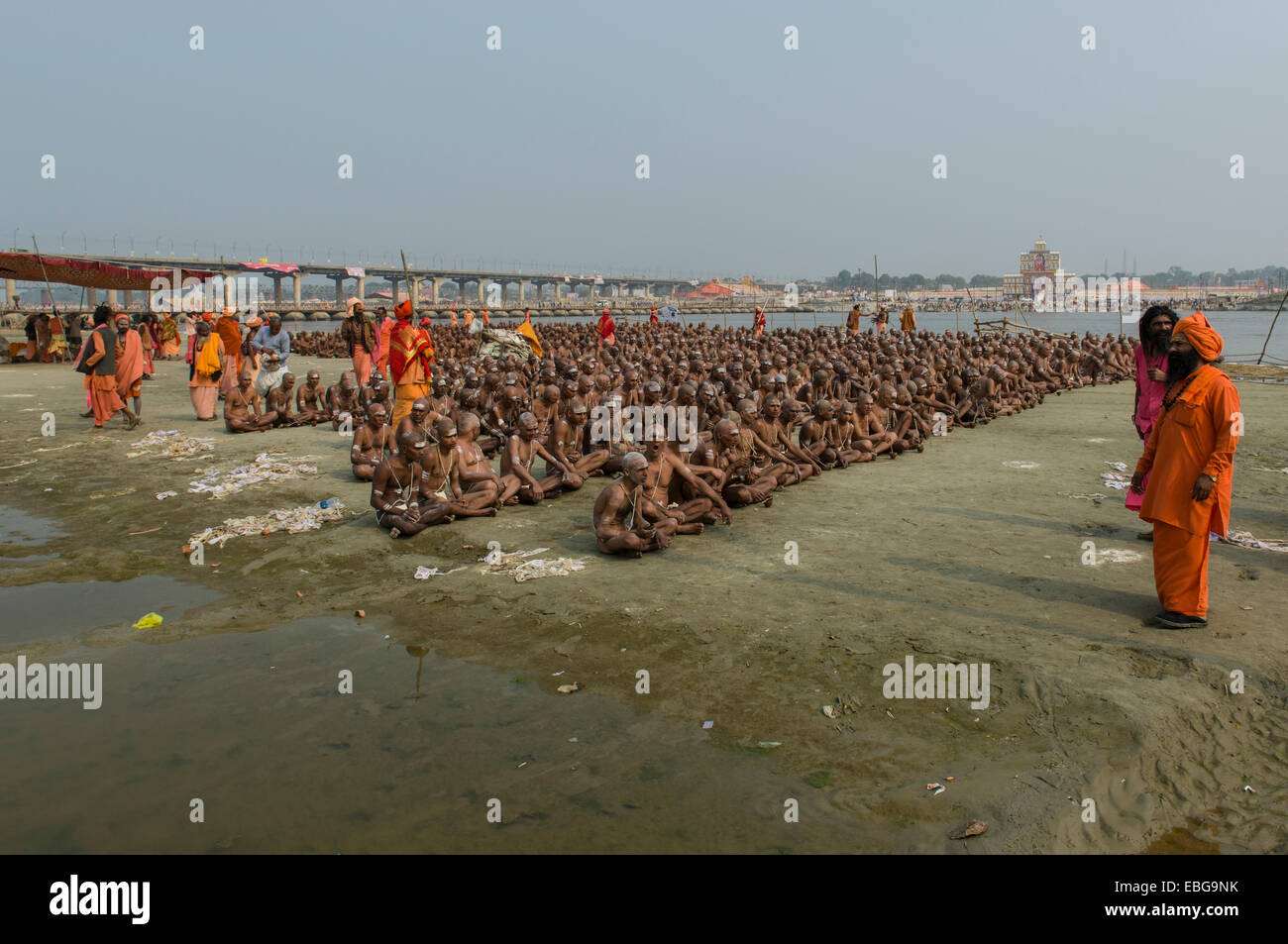 Sitzen in Stille im Rahmen der Einleitung der neuen Sadhus an Sangam, dem Zusammenfluss der Flüsse Ganges Stockfoto