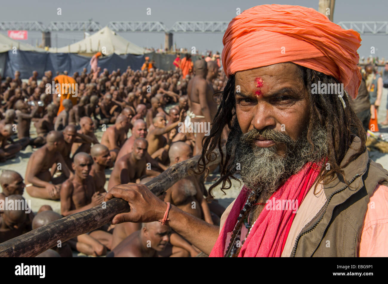 Guru, die Führung der Einleitung der neuen Sadhus, während Kumbha Mela Festival, Allahabad, Uttar Pradesh, Indien Stockfoto