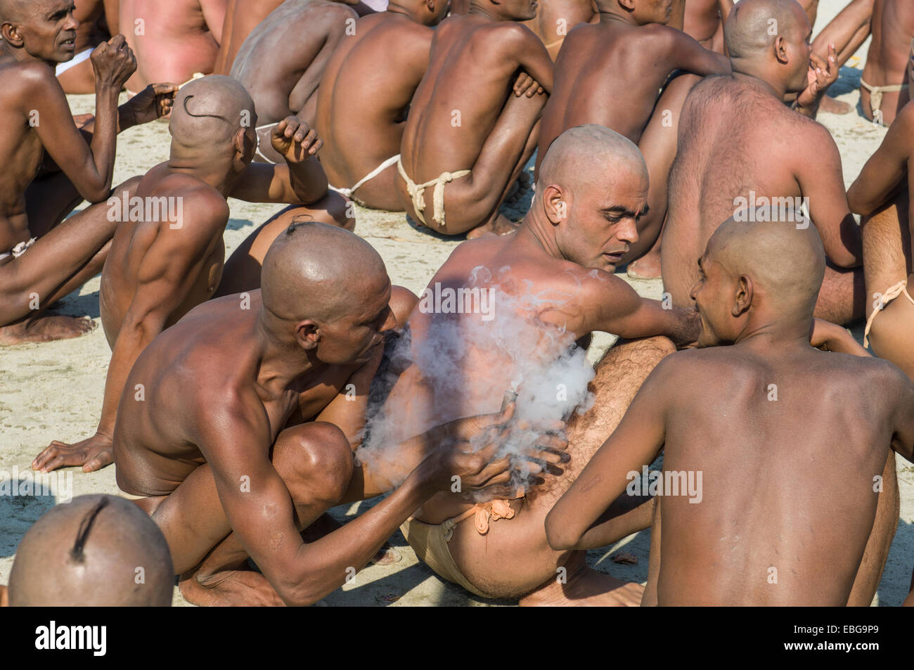 Das Rauchen von Marihuana als Teil der Einleitung der neuen Sadhus, während Kumbha Mela Festival, Allahabad, Uttar Pradesh, Indien Stockfoto