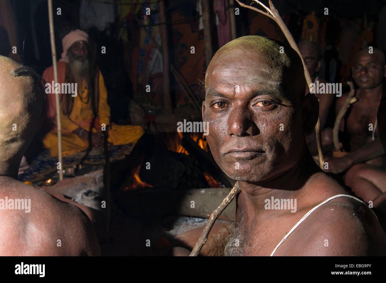 Porträt eines Mannes, der seinem Eintritt bei der Einleitung der neuen Sadhus, während Kumbha Mela-Festivals in der Nacht, Allahabad, Uttar Pradesh, Indien Stockfoto