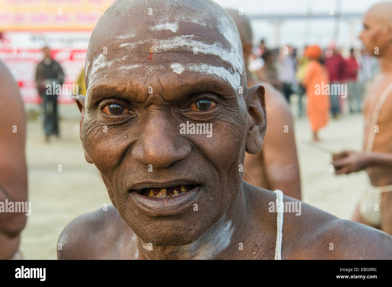 Mann während der Einleitung der neuen Sadhus, während Kumbha Mela Festival, Allahabad, Uttar Pradesh, Indien Stockfoto