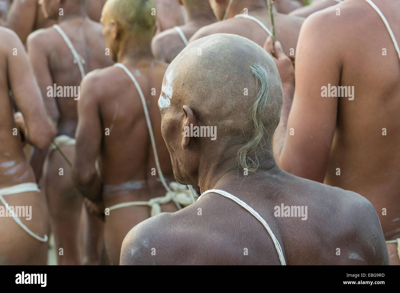 Einweihung des neuen Sadhus, während Kumbha Mela Festival, Allahabad, Uttar Pradesh, Indien Stockfoto