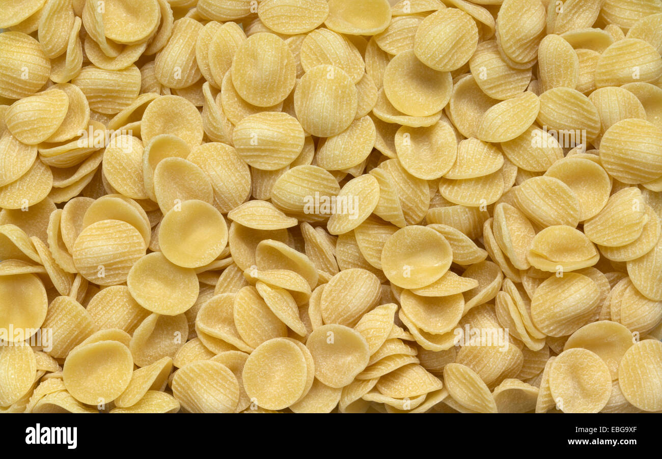 Full-Frame-italienische Pasta-Hintergrund mit vielen Orecchiette Nudeln Stockfoto