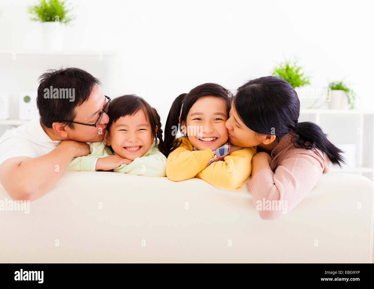 glückliche asiatischen Familie im Wohnzimmer Stockfoto
