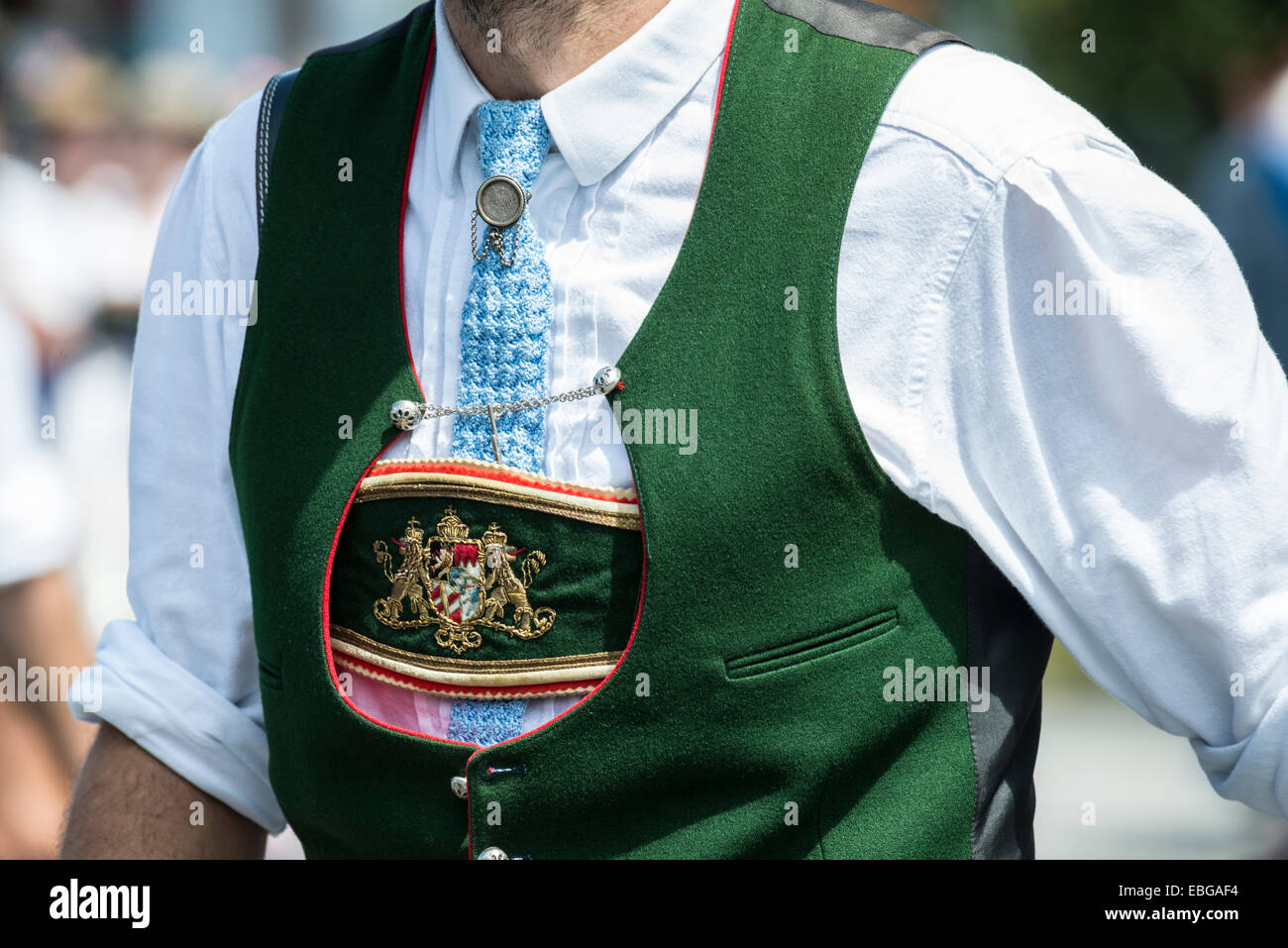 Mann in Lederhose und traditionellen Weste, Oberlandler Gauverband Trachtenumzug, Fischbachau, Bayern, Oberbayern Stockfoto