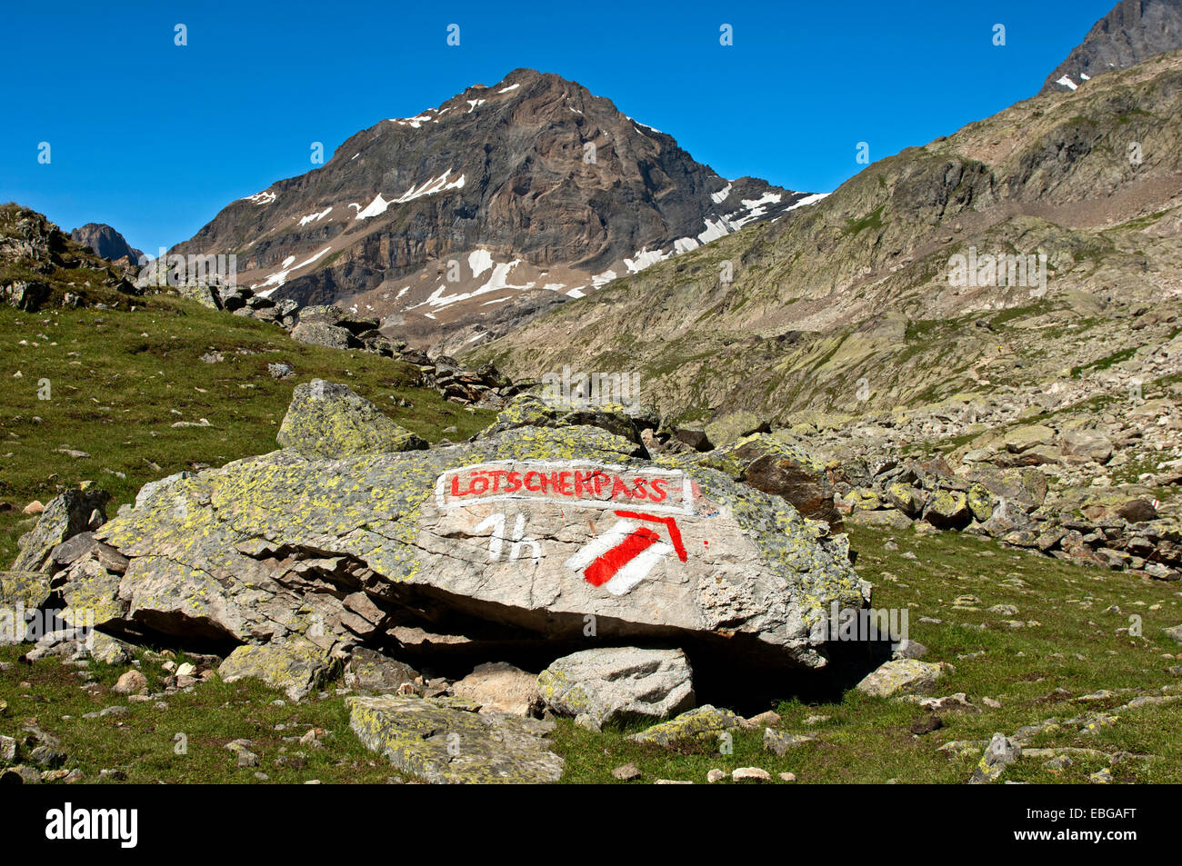 Weiss-rot-weisse Markierungen Wander-Trail und ein Wegweiser zu Lötschen-Pass, Lötschental, Kanton Wallis, Schweiz Stockfoto
