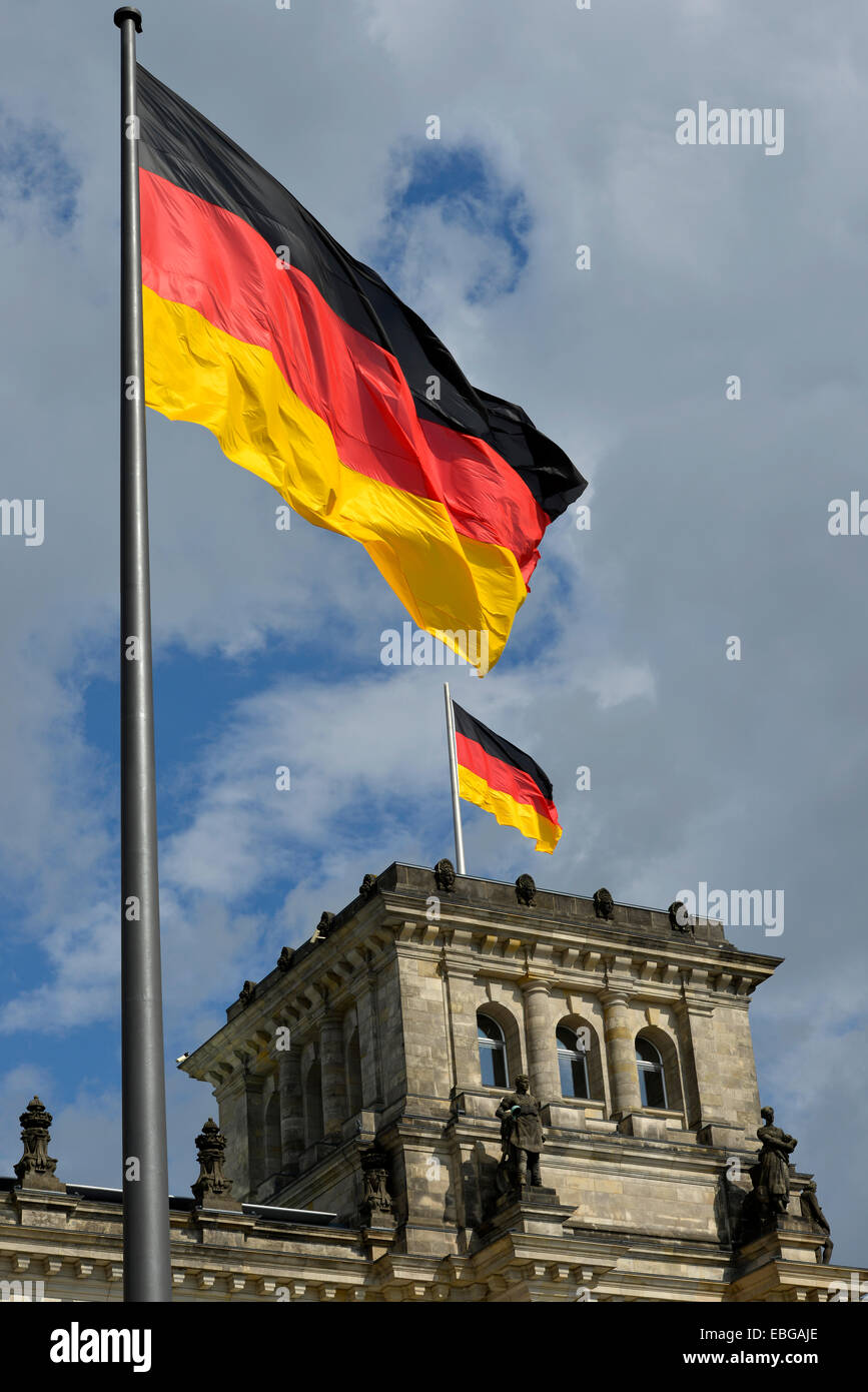 Deutsche Fahnen am Reichstagsgebäude, Bundestag, Parlament, Regierungsviertel, Berlin, Berlin, Deutschland Stockfoto