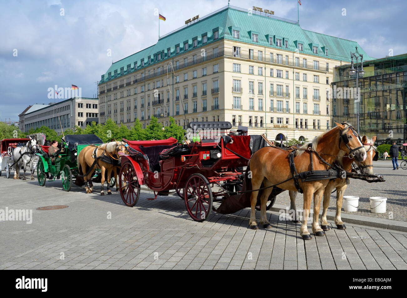 Horse-drawn Wagen für Touristen außerhalb des Hotel Adlon, Pariser Platz Platz, Berlin, Berlin, Deutschland Stockfoto