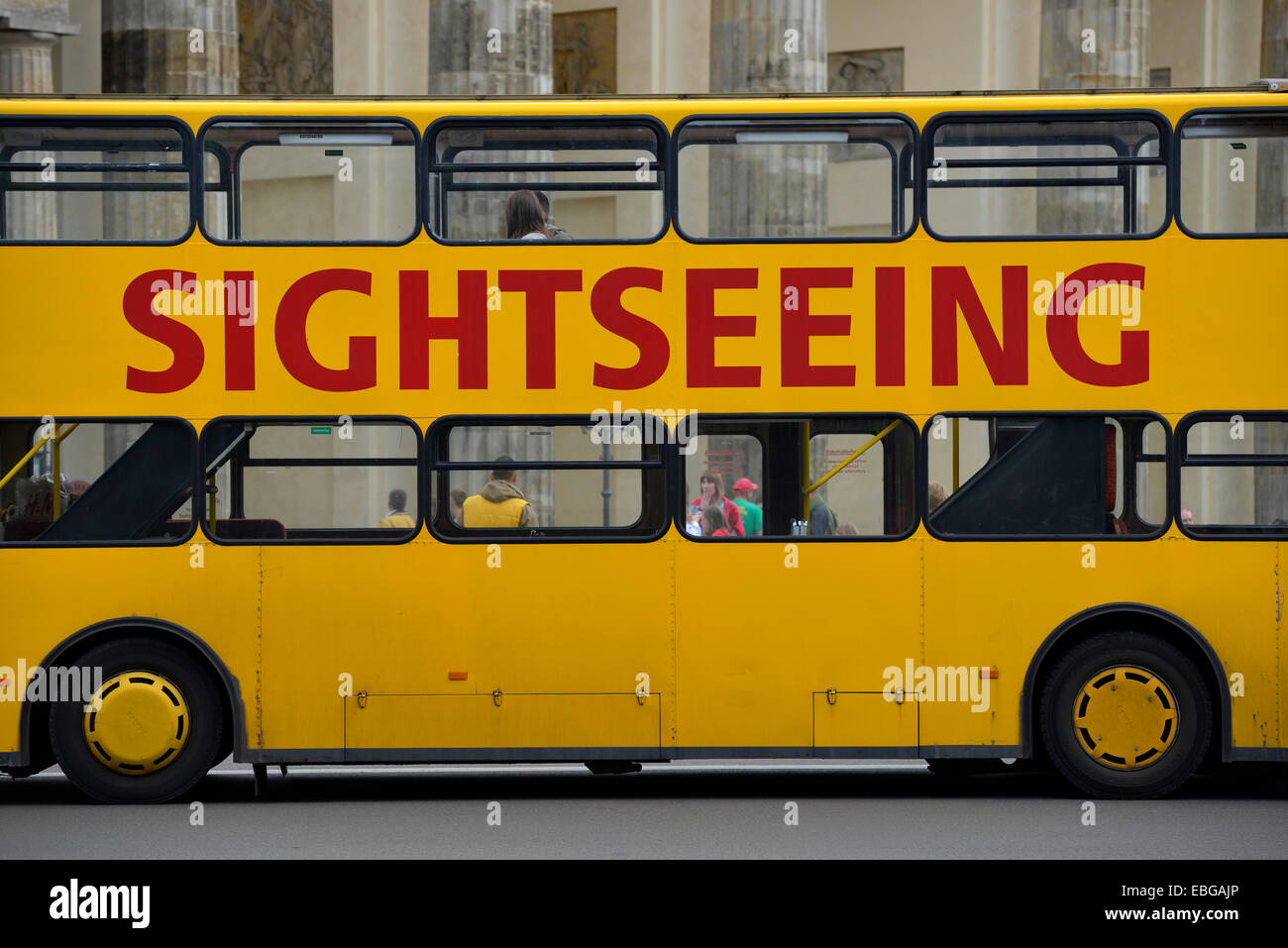 Gelbe Sightseeing-Bus vor dem Brandenburger Tor, 18. März-Platz, Berlin, Berlin, Deutschland Stockfoto