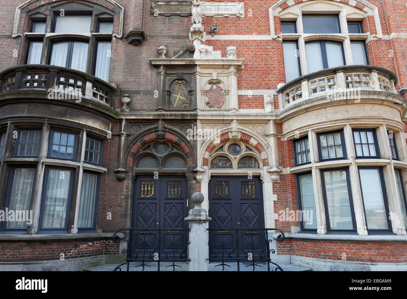 "Pieter de Coninck En Jan Breidel" beherbergt zwei Doppelhaushälften in unterschiedlichem Zustand, Neo-Renaissance-Stil, Zurenborg, Antwerpen Stockfoto