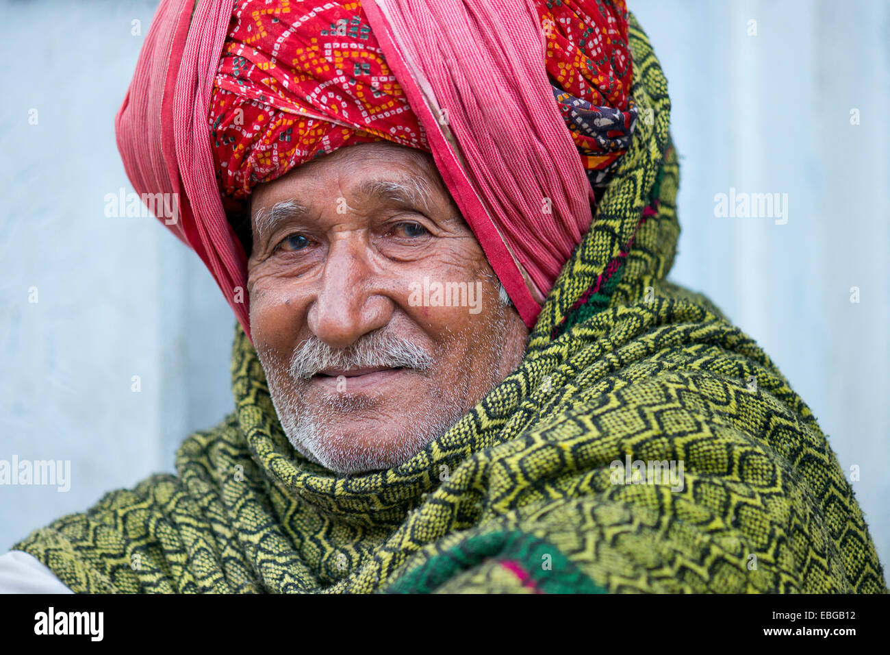 Alten indischen Mann mit einem roten Turban, Bassi, Rajasthan, Indien Stockfoto