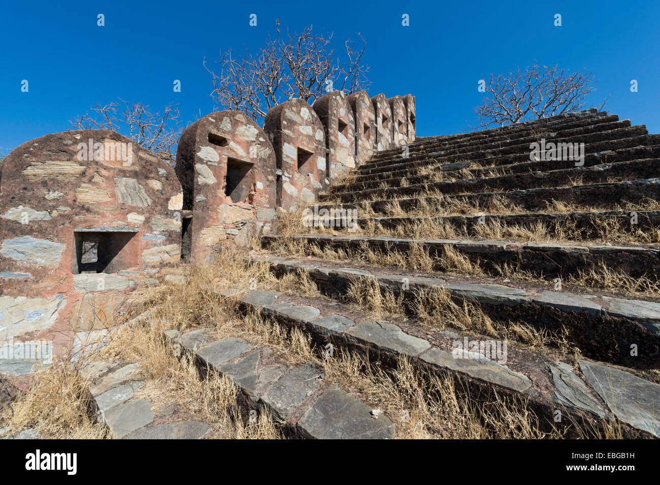 Zinnen und Treppen auf einer Festungsmauer, Kumbhalgarh Fort oder Kumbhalmer Fort, Kumbhalgarh, Rajasthan, Indien Stockfoto