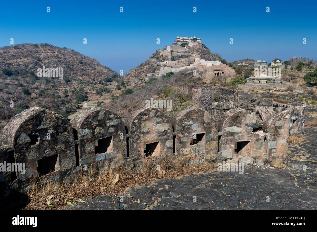 Zinnen auf einer Festungsmauer, Kumbhalgarh Fort oder Kumbhalmer Fort, Kumbhalgarh, Rajasthan, Indien Stockfoto