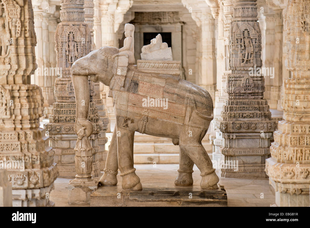 Skulptur, Mann auf einem Elefanten, zwischen verzierten Säulen, Marmor-Tempel, Tempel der Jain-Religion, Adinatha-Tempel, Ranakpur Stockfoto