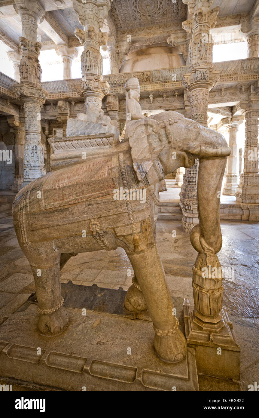 Skulptur, Mann reitet ein Elefant, Marmor-Tempel, Tempel der Jain-Religion, Adinatha-Tempel, Ranakpur, Rajasthan, Indien Stockfoto