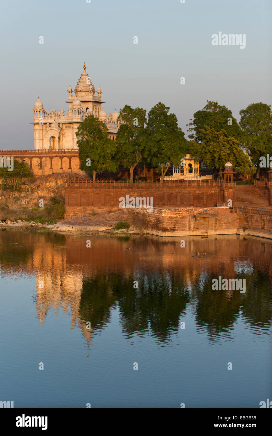 Marmor-Jaswant Thada Mausoleum im Abendlicht, Jodhpur, Rajasthan, Indien Stockfoto