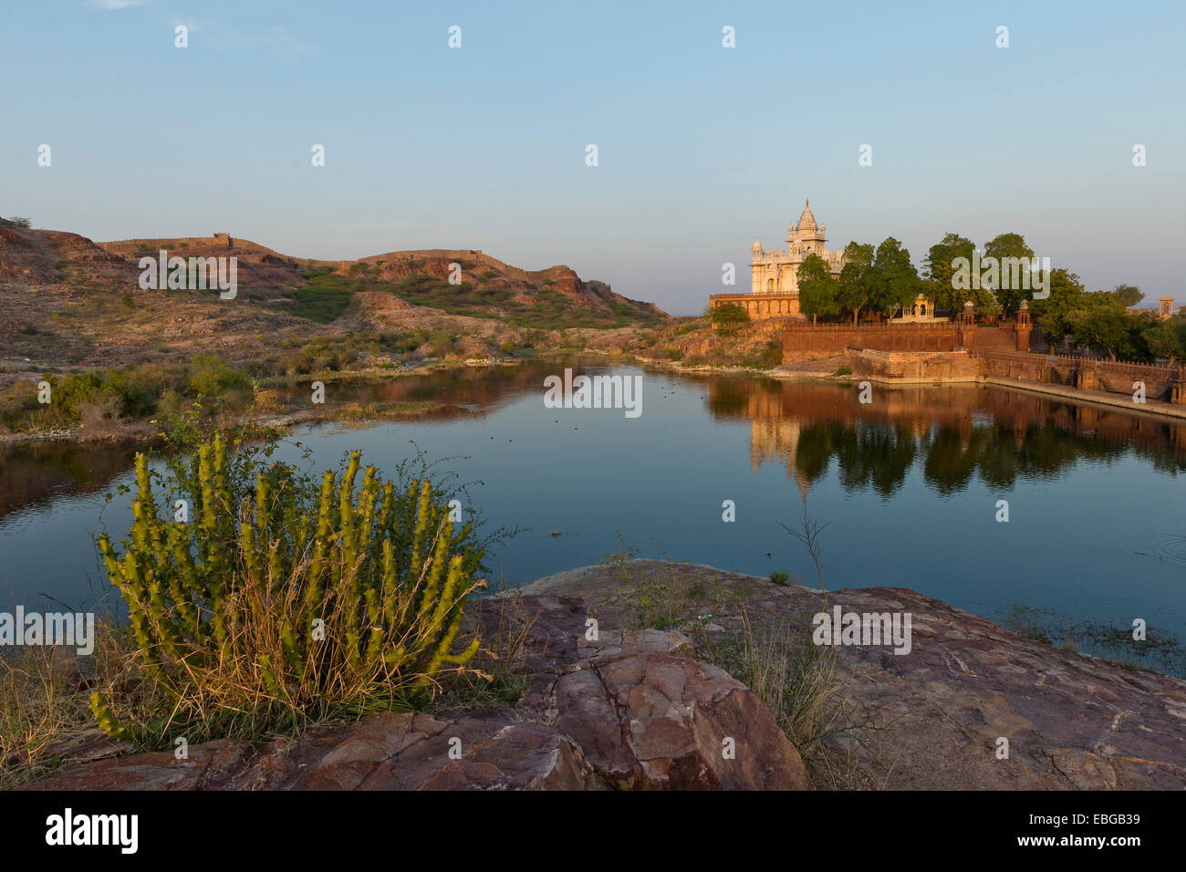 Marmor-Jaswant Thada Mausoleum im Abendlicht, Jodhpur, Rajasthan, Indien Stockfoto