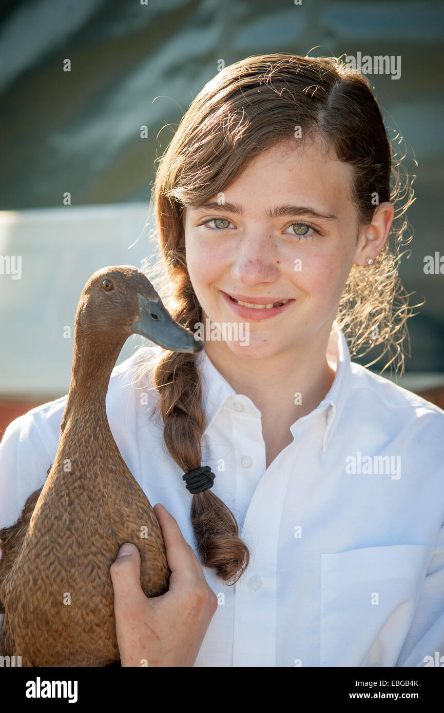 Porträt eines Mädchens halten braune Ente (litauische ‡ntis) Stockfoto