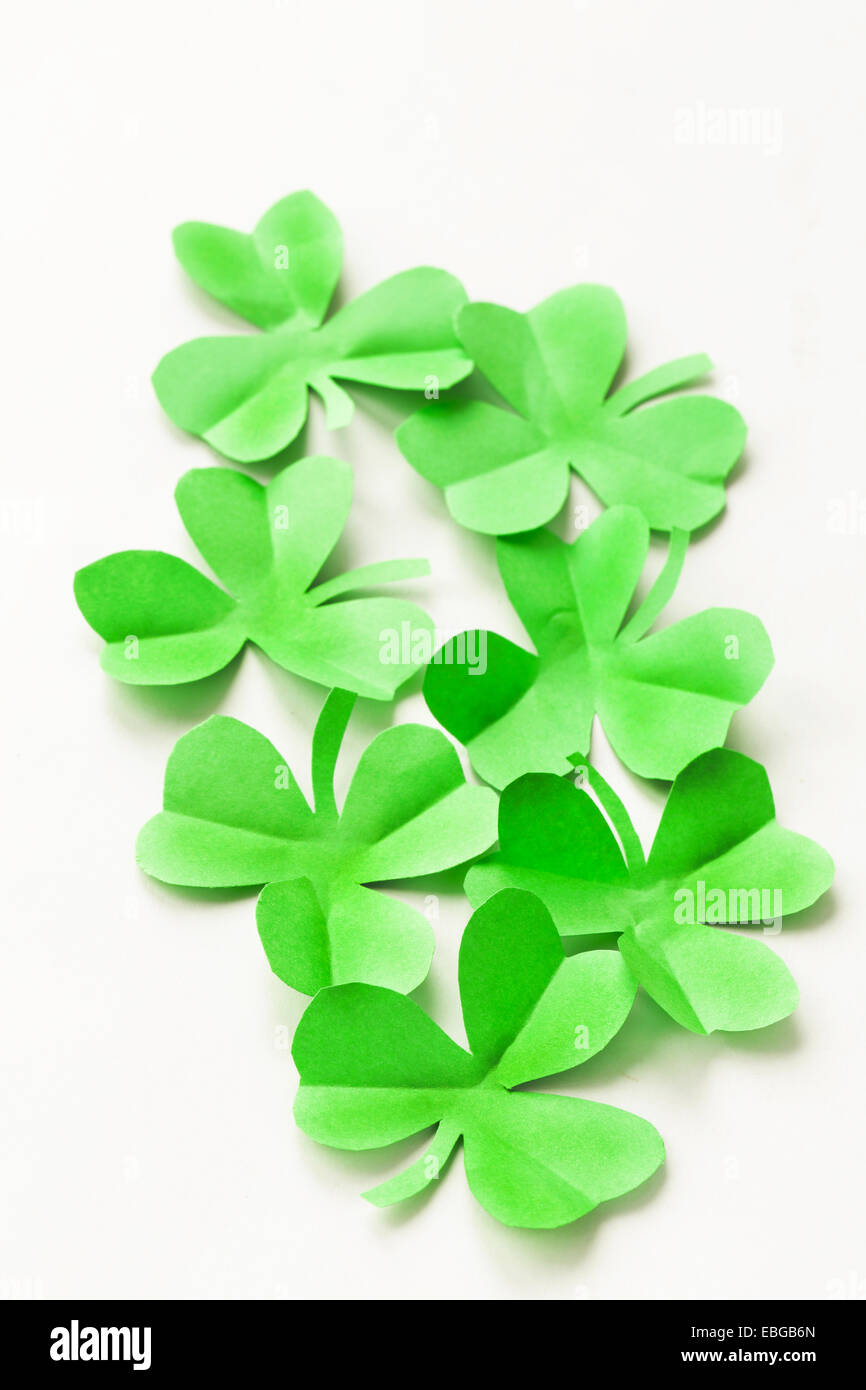 Papier-grüne Blätter von Klee - ein Symbol der St. Patricks Day Stockfoto