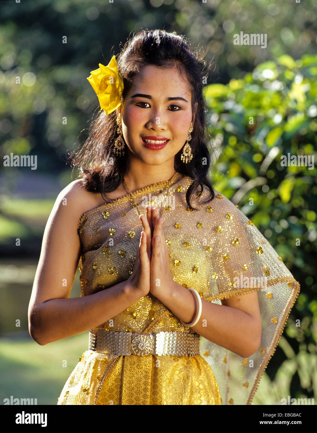 Die Wai Thai Geste Der Gruss Junge Frau Tragt Einen Tracht Rose