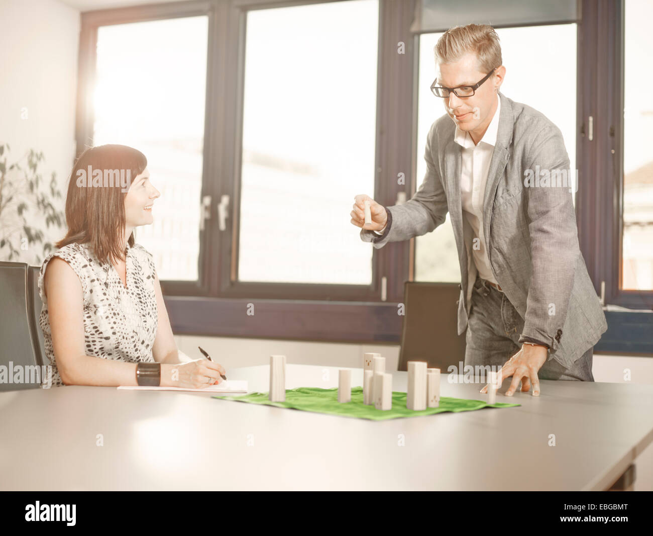 Frau auf der Suche nach einem Mann, der Positionierung ist Zahlen, über ein System Board, coaching, Innsbruck, Tirol, Österreich Stockfoto