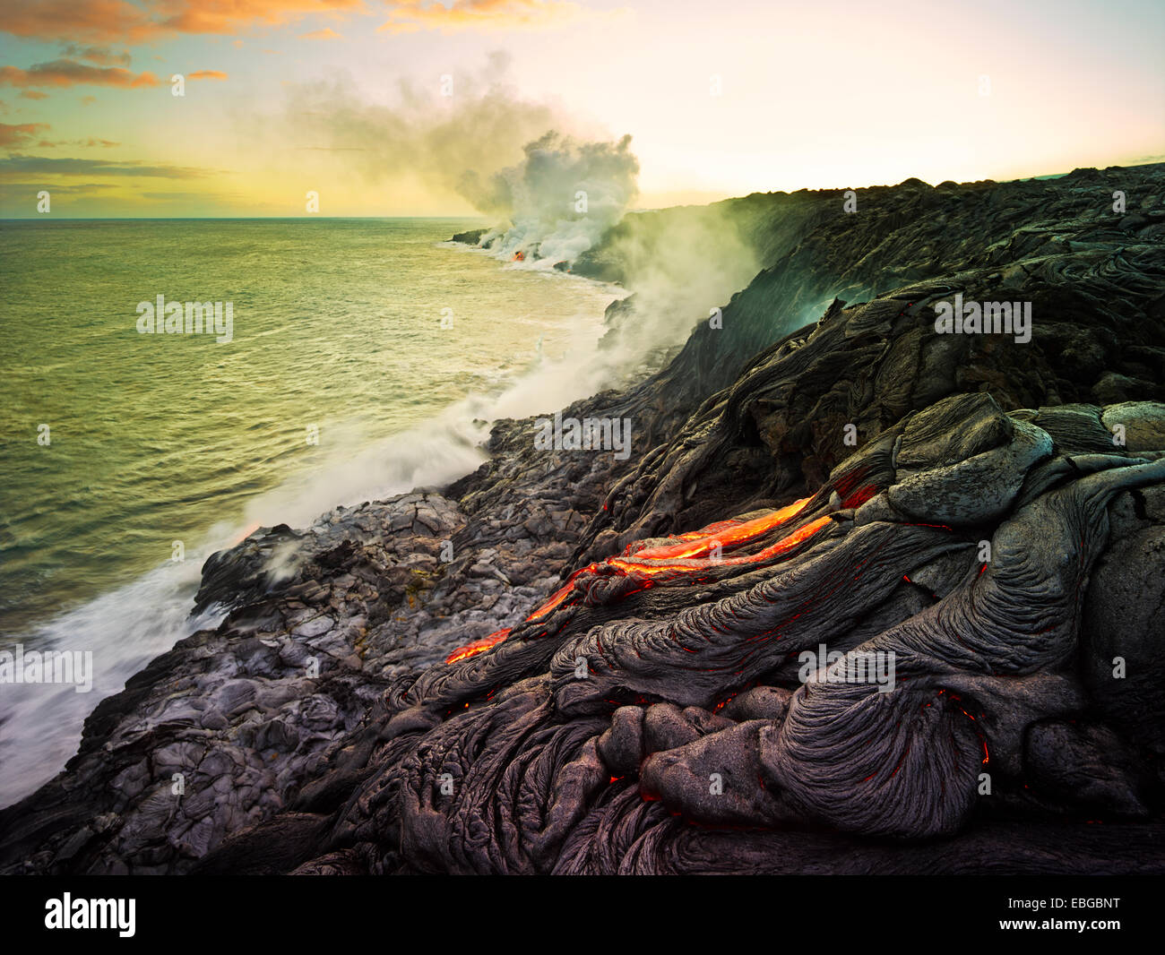 Puʻu ʻŌʻō oder Puu Oo Vulkan, Vulkanausbruch, Lavastrom, rote heiße Lava fließt in den Pazifischen Ozean Stockfoto