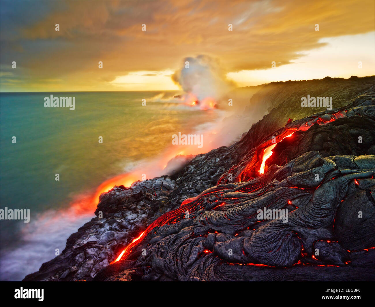 Puʻu ʻŌʻō oder Puu Oo Vulkan, Vulkanausbruch, Lavastrom, rote heiße Lava fließt in den Pazifischen Ozean Stockfoto
