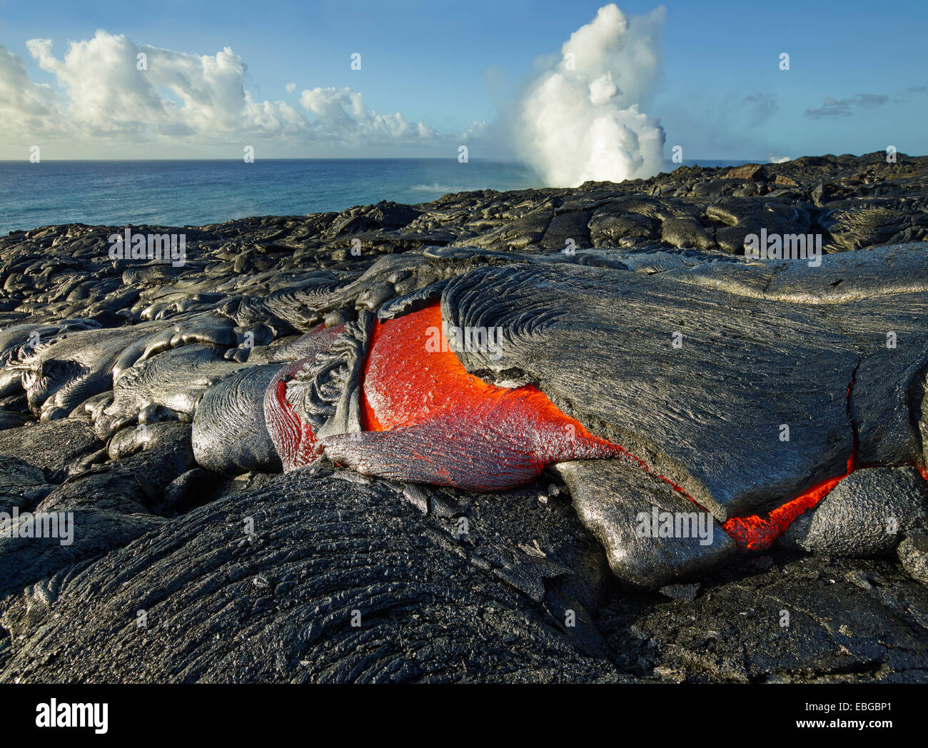 Puʻu ʻŌʻō oder Puu Oo Vulkan, Vulkanausbruch, Lavastrom, rote heiße Lava fließt in den Pazifischen Ozean Stockfoto