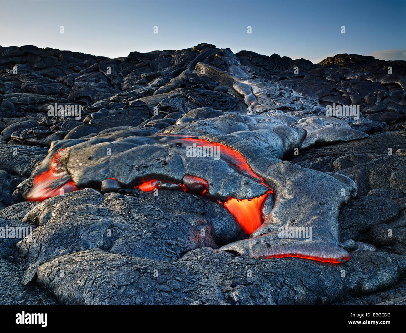 Puʻu ʻŌʻō oder Puu Oo Vulkan, Vulkanausbruch, Lava, rote heiße Lava Flow, Hawaiʻi-Volcanoes-Nationalpark, USA, Hawaii Stockfoto