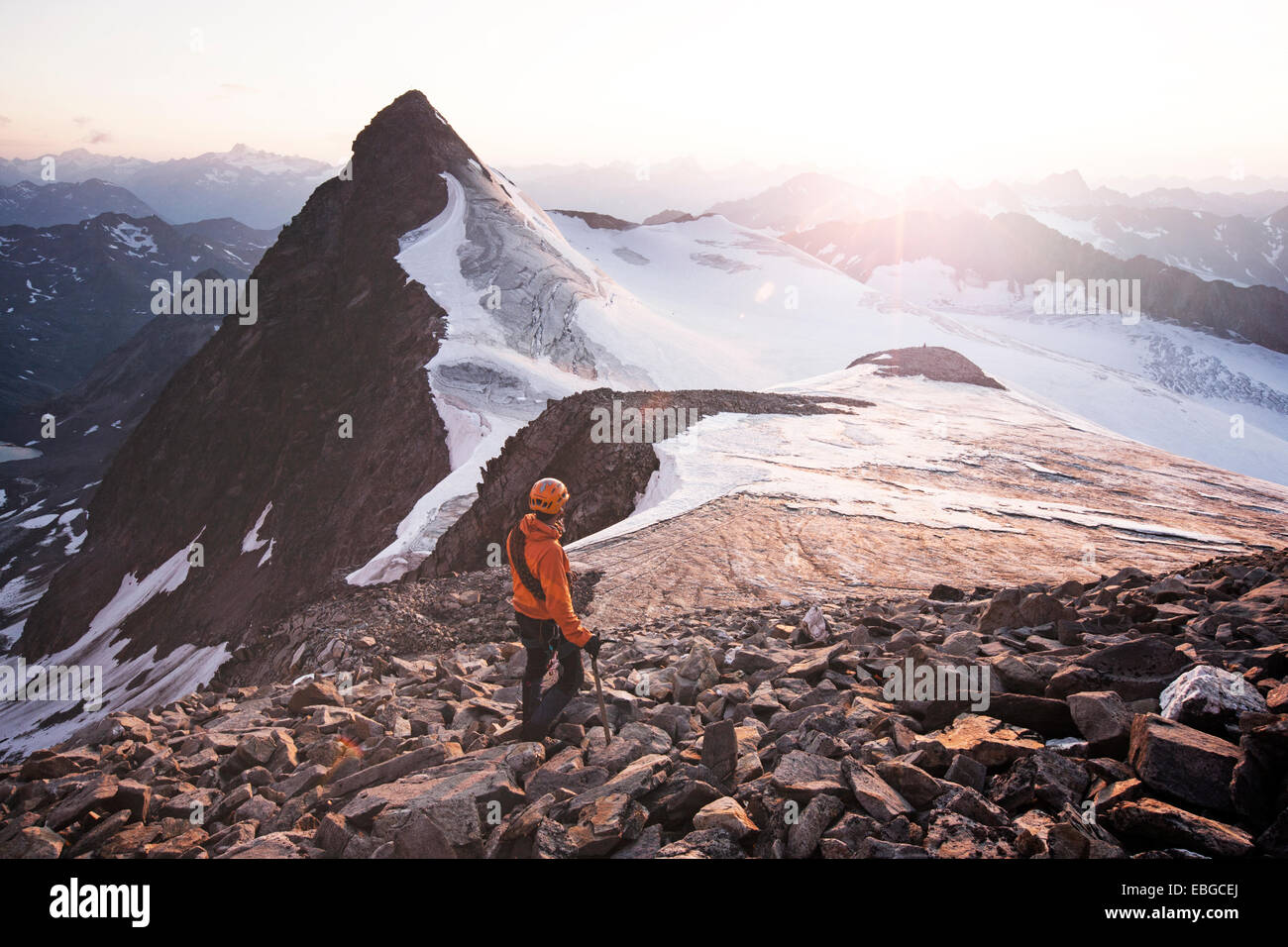 Bergsteiger auf dem Gipfel des Berges Wilder Pfaff stehend und mit Blick auf den Sonnenuntergang, Stubaier Alpen, links die Stockfoto