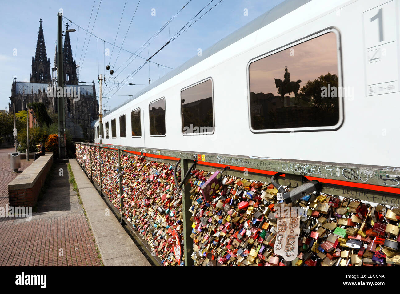 Liebesschlösser auf dem Geländer der Hohenzollernbrücke in der Nähe von Hauptbahnhof und dem Dom. Im Fenster vorbeigehen ICE, die e Stockfoto