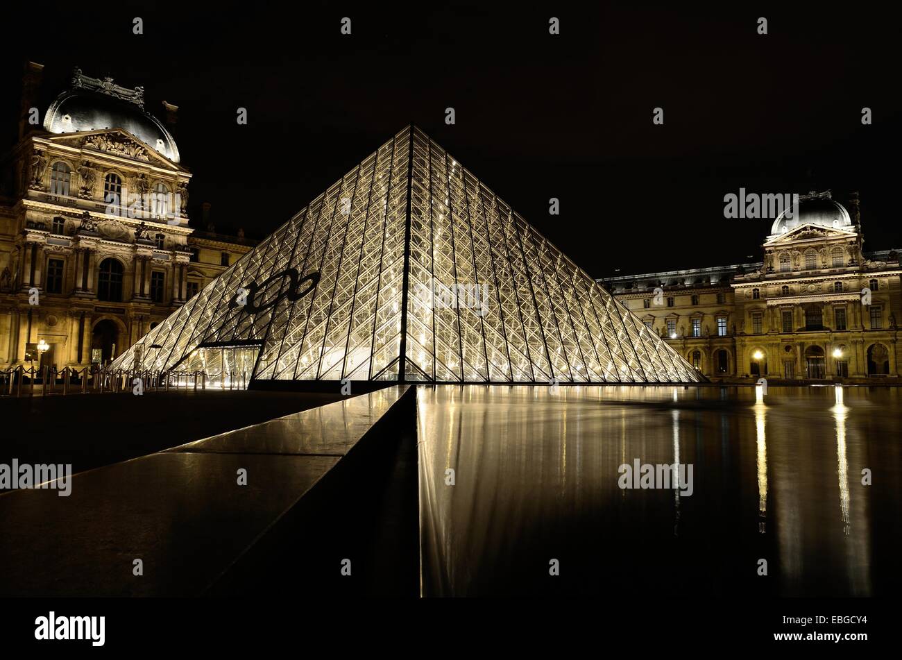 Pyramide du Louvre, Paris, Frankreich Stockfoto