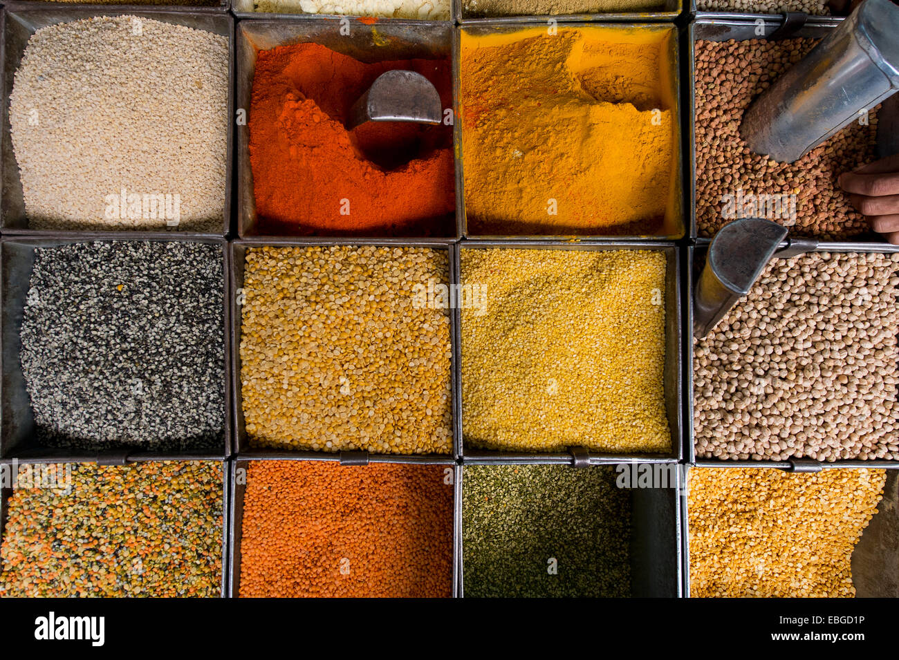 Verschiedene Gewürze und Linsen auf einem Markt, Jodhpur, Rajasthan, Indien Stockfoto