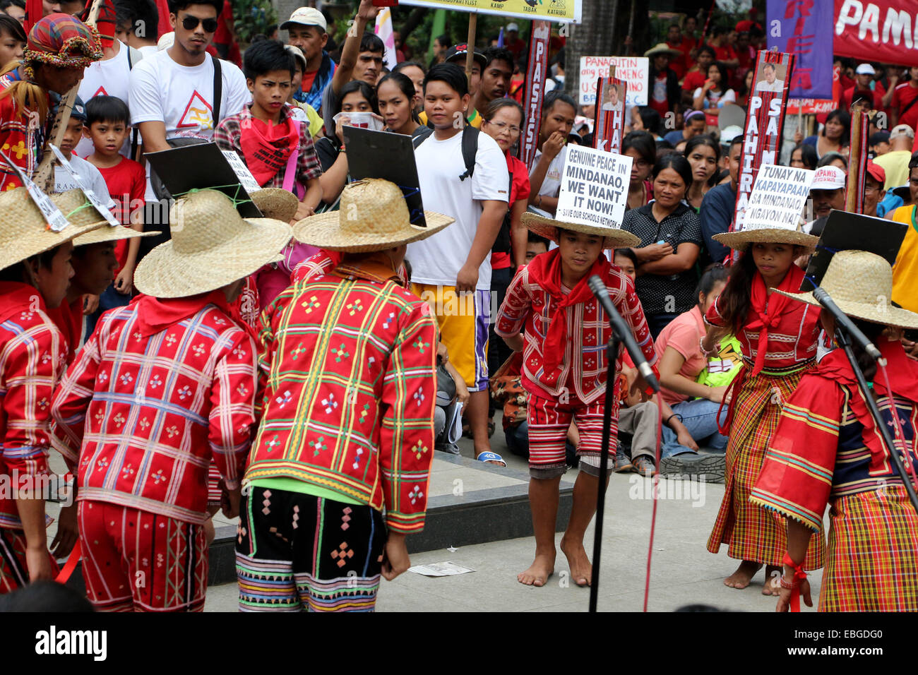 151. Geburtstag Jubiläum des Revolutionsführers Andres Bonifacio, die Manobo Stämme von Salungpongan Ta'tanulgkanugon Community Learning Center, Inc. (STTICLCI) wie sie Hüte tragen ihre traditionelle Kleidung und Buli Protest ihren Forderungen nach Nahrung, Bildung und echten Frieden in Mindanao. © Gregorio B. Dantes Jr./Pacific Press/Alamy Live-Nachrichten Stockfoto