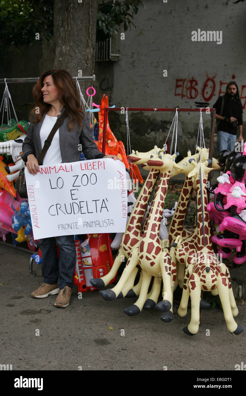 Demonstrant bringt Plakat und schweigend verteilen Informationsmaterial vor den Toren des Zoos in Neapel, die von den Verbänden und Veg Aussteuerungsanzeige Lav Neapel in Kampanien organisiert wird. © Salvatore Esposito/Pacific Press/Alamy Live-Nachrichten Stockfoto