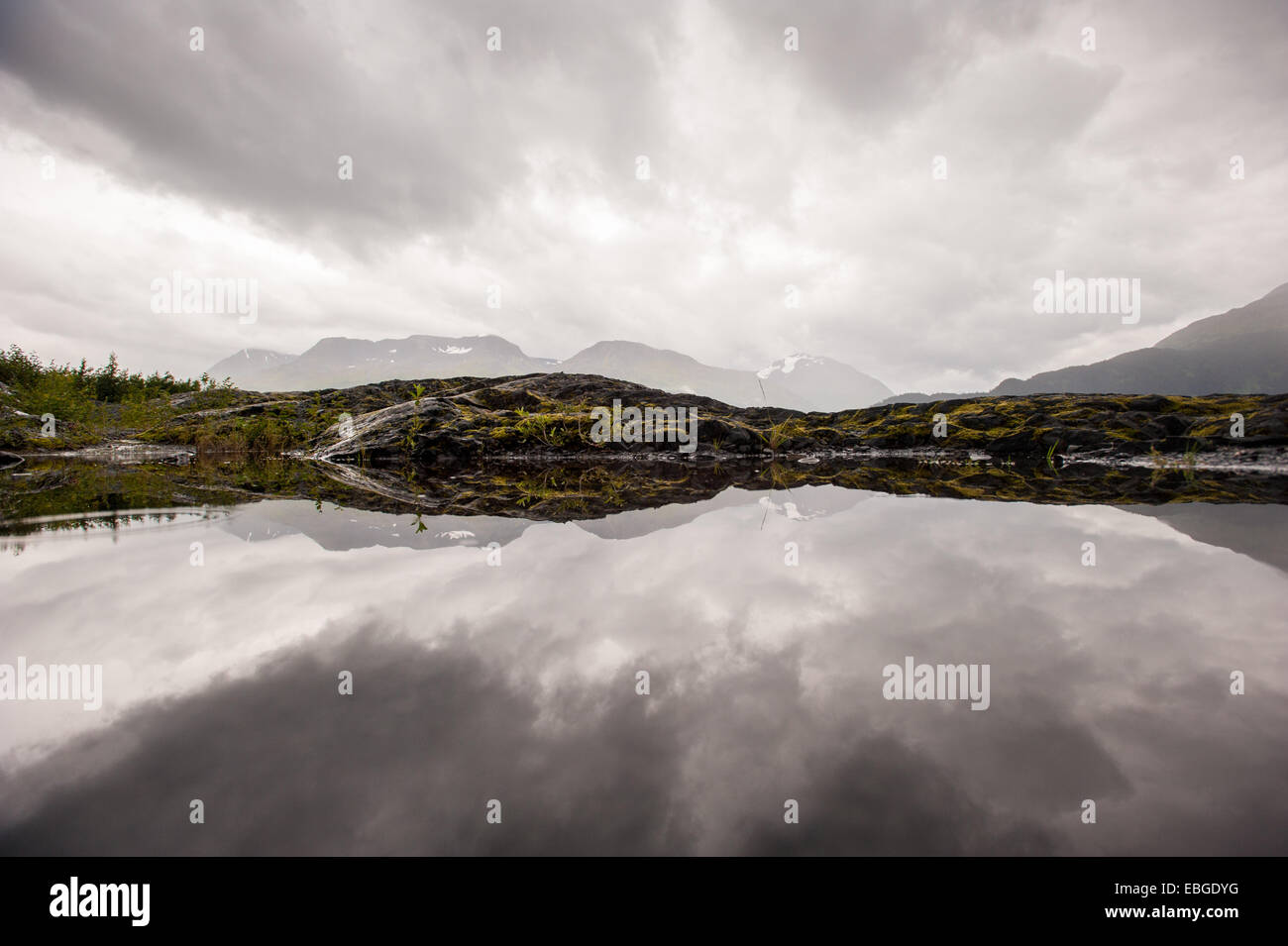 Gebirge in stilles Wasser in der Nähe von Seward Alaska reflektiert Stockfoto