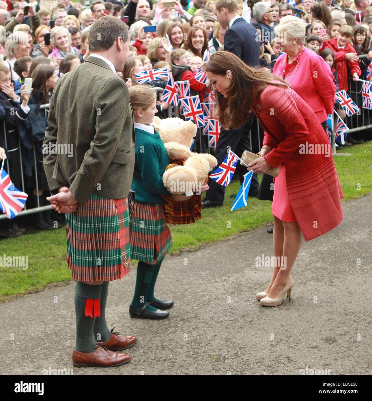 Duke of Cambridge, Prinz William und Catherine, Herzogin von Cambridge enthüllen eine Gedenktafel im Macrosty Park Crieff mit: Catherine, Herzogin von Cambridge, Kate Middleton wo: Perth, Vereinigtes Königreich bei: 28. Mai 2014 Stockfoto