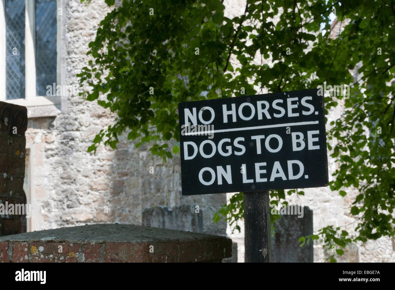 Melden Sie sich Kirchhof lesen keine Pferde Hunde zu sein führen. Stockfoto