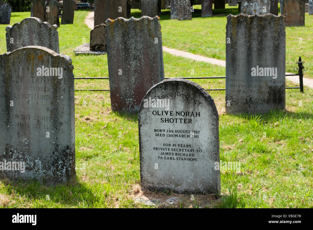 Das Grab von Olive Norah Shotter, Earl Stanhopes Privatsekretär im Familiengrab in der Chevening Kirche. Stockfoto