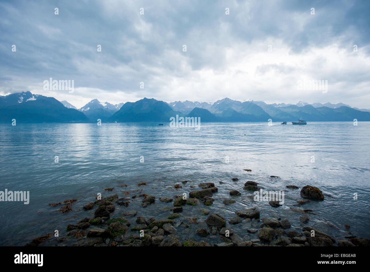 Berglandschaft auf Wasser in Seward, Alaska. Stockfoto