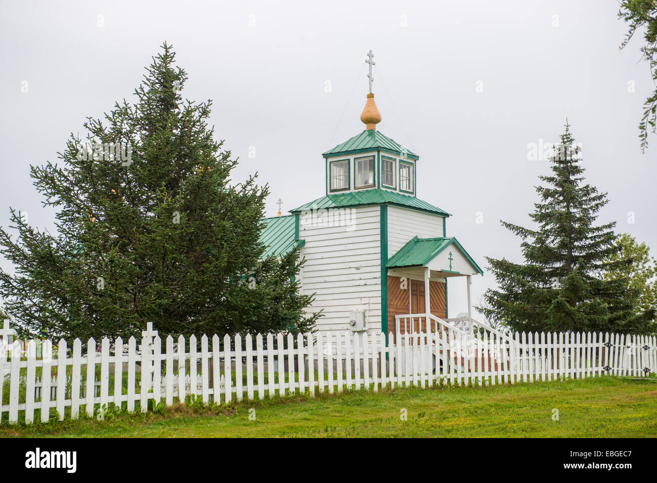 Die Verklärung der unseres Herrn Russisch-orthodoxe Kirche mit Friedhof in Ninilchik, Alaska. Stockfoto