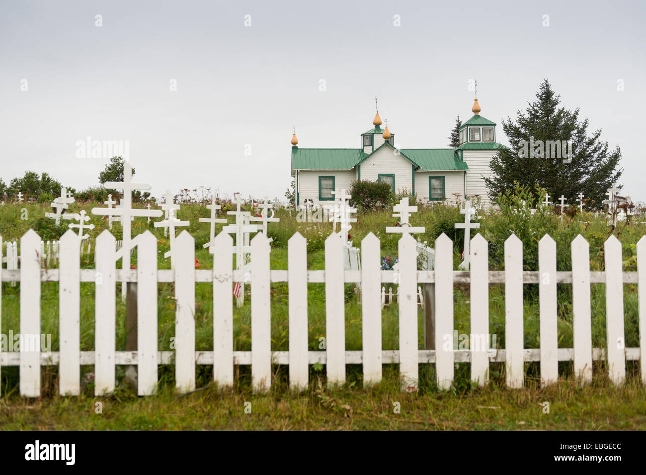 Die Verklärung der unseres Herrn Russisch-orthodoxe Kirche mit Friedhof in Ninilchik, Alaska. Stockfoto