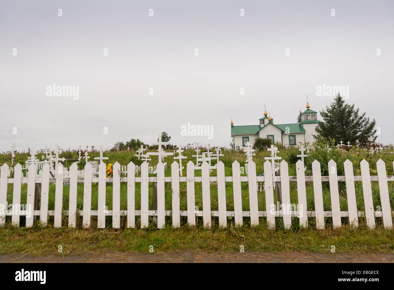 Die Verklärung der unseres Herrn Russisch-orthodoxe Kirche mit Friedhof in Ninilchik, Alaska. Stockfoto