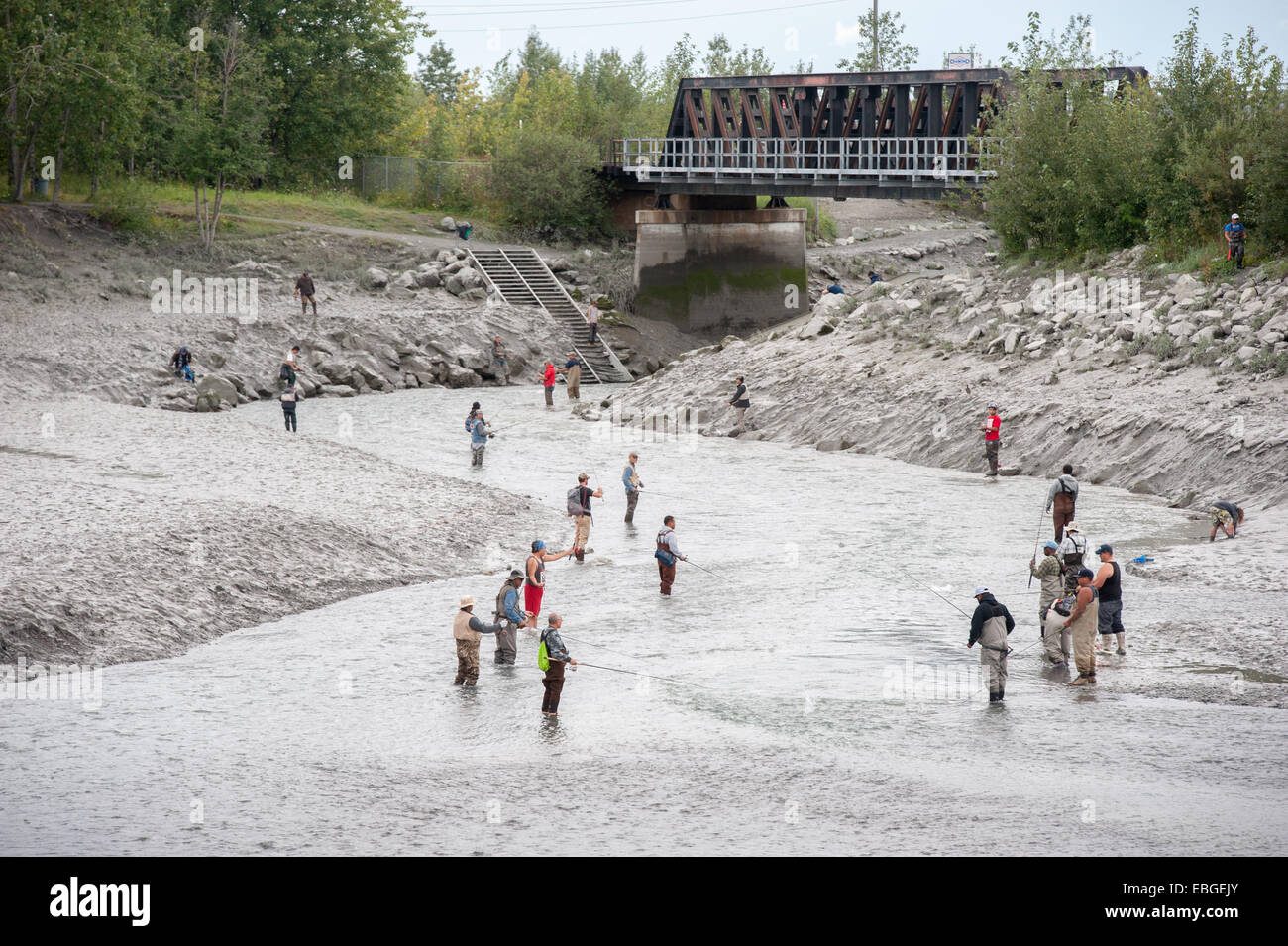 Fischer Lachs Angeln am Ship Creek in Downtown Anchorage in Alaska Stockfoto