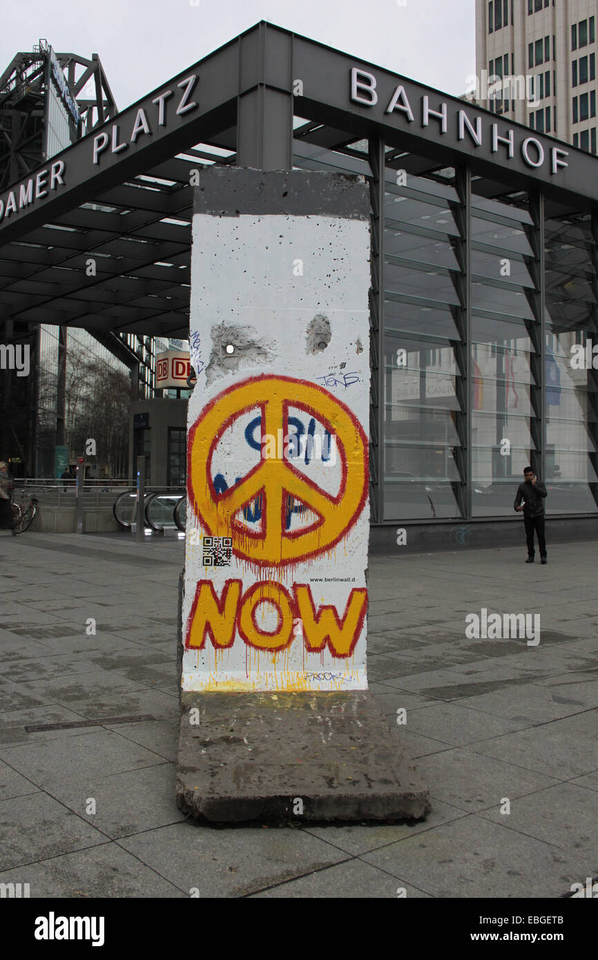 Altes Stück der Berliner Mauer außerhalb Potsdamer Platz Stockfoto